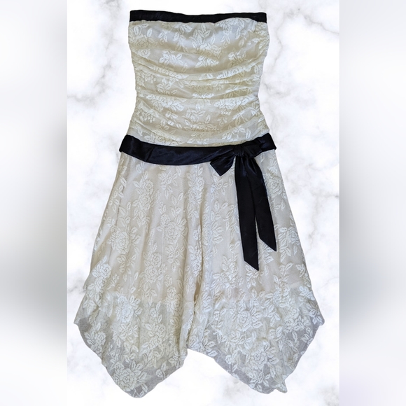 Hourglass Dresses & Skirts - Hourglass Cream Lace Dress